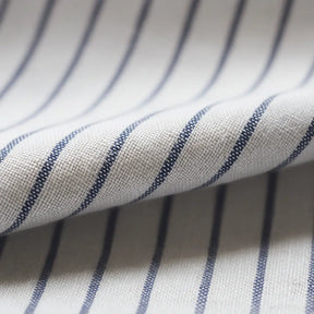 Camisa masculina Oxford branca com listras azuis, manga longa, confeccionada em algodão, estilo casual e elegante.