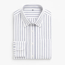 Camisa masculina Oxford branca com listras azuis, manga longa, confeccionada em algodão, estilo casual e elegante.
