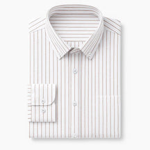 Camisa masculina Oxford branca com listras azuis, manga longa, confeccionada em algodão, estilo casual e elegante.