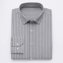 Camisa masculina Oxford cinza, manga longa, confeccionada em algodão, estilo casual e elegante.