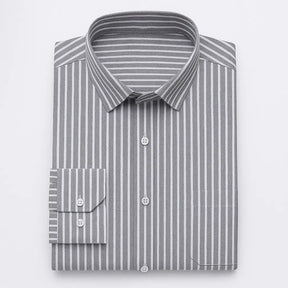 Camisa masculina Oxford cinza, manga longa, confeccionada em algodão, estilo casual e elegante.