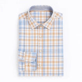 Camisa masculina Oxford xadrez azul, branco e amarelo, manga longa, dobrada, vista superior.