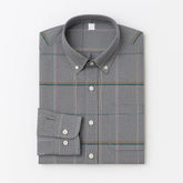 Camisa masculina Oxford cinza xadrez com listras coloridas, manga longa, dobrada, vista superior.