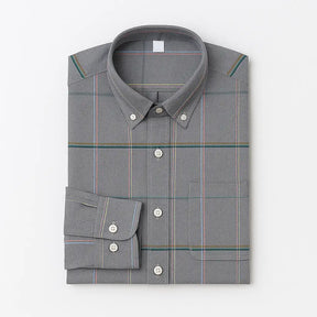 Camisa masculina Oxford cinza xadrez com listras coloridas, manga longa, dobrada, vista superior.
