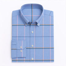 Camisa masculina Oxford cinza xadrez com listras coloridas, manga longa, dobrada, vista superior.
