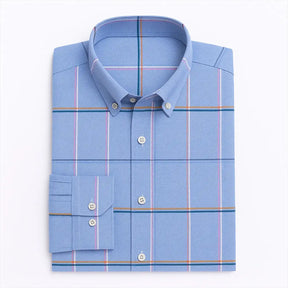 Camisa masculina Oxford cinza xadrez com listras coloridas, manga longa, dobrada, vista superior.