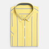 camisa social masculina slim fit oxford amarela com listras em algodão, manga curta, gola estruturada e caimento elegante