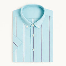 camisa social masculina slim fit oxford azul claro com listras em algodão, manga curta, gola estruturada e caimento elegante