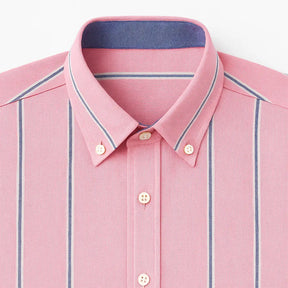 camisa social masculina slim fit oxford rosa com listras em algodão, manga curta, gola estruturada e caimento elegante