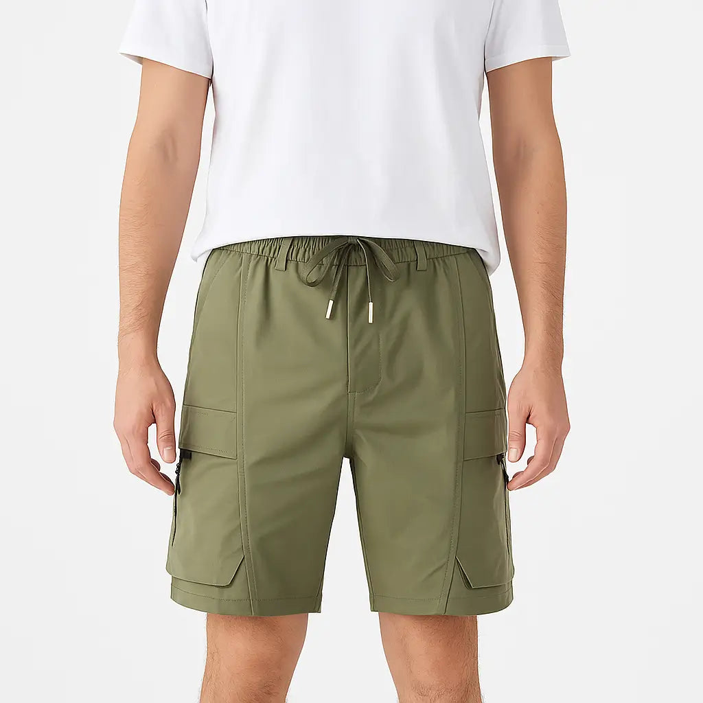 Bermuda cargo masculina quick dry verde com múltiplos bolsos e cintura elástica com cordão.