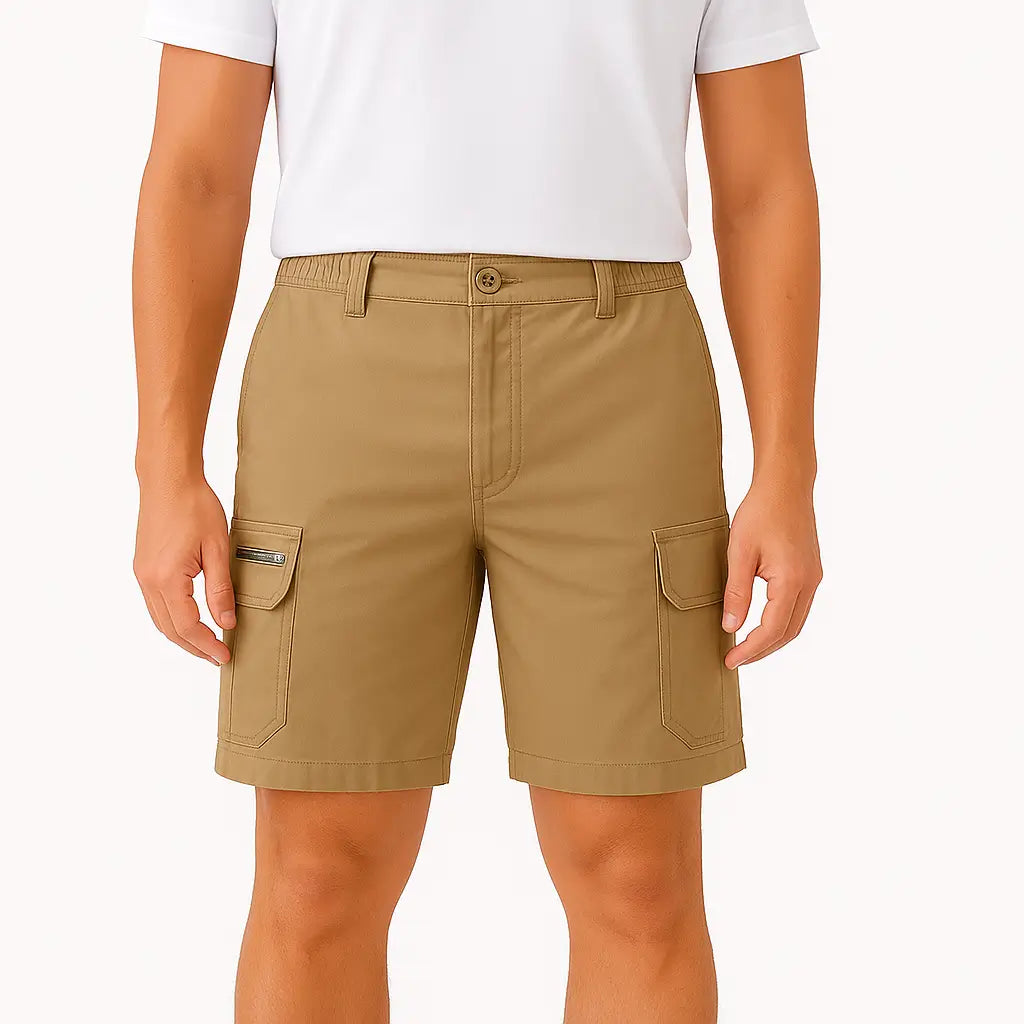 Homem usando bermuda cargo masculina cinza escuro de algodão, bolsos laterais, estilo casual.