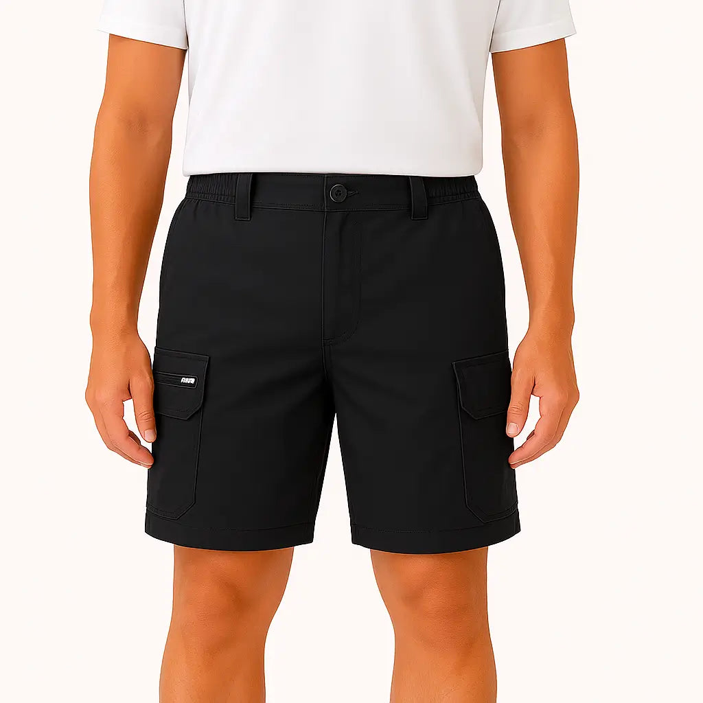 Homem usando bermuda cargo masculina cinza escuro de algodão, bolsos laterais, estilo casual.