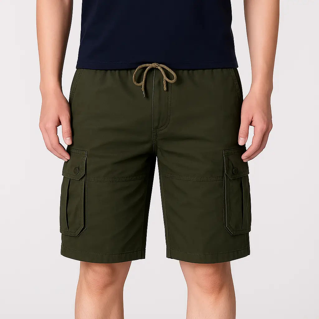 Homem usando bermuda cargo masculina caqui em algodão, bolsos laterais grandes, estilo militar casual.V