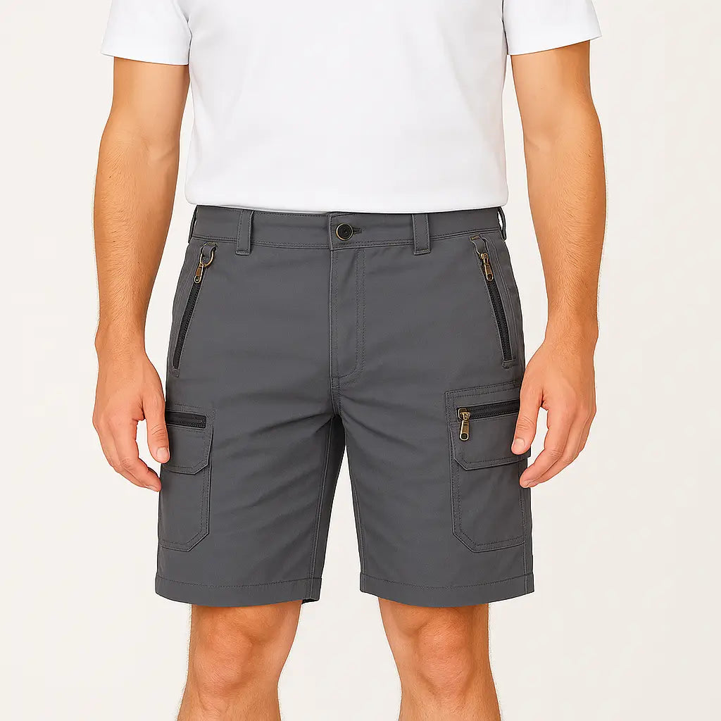 Bermuda cargo masculina verde militar com bolsos laterais e zíper, estilo safari.