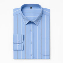Camisa masculina Oxford celeste de manga longa em algodão, com listras finas e acabamento sofisticado.