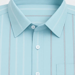 Camisa masculina Oxford celeste de manga longa em algodão, com listras finas e acabamento sofisticado.