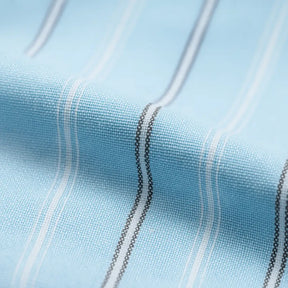 Camisa masculina Oxford celeste de manga longa em algodão, com listras finas e acabamento sofisticado.