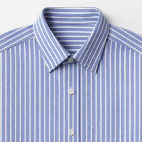 Camisa masculina Oxford azul listrada, 100% algodão, gola abotoada e manga longa, estilo casual e social elegante.