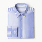 Camisa masculina Oxford azul listrada, 100% algodão, gola abotoada e manga longa, estilo casual e social elegante.