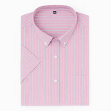 Camisa masculina listrada rosa, slim fit, manga curta, feita em algodão, estilo casual sofisticado.