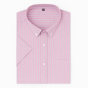 Camisa masculina listrada rosa, slim fit, manga curta, feita em algodão, estilo casual sofisticado.