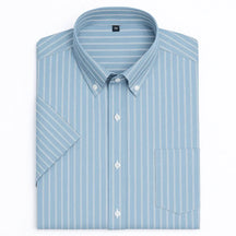 Camisa masculina listrada azul, slim fit, manga curta, feita em algodão, estilo casual sofisticado.