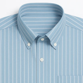 Camisa masculina listrada azul, slim fit, manga curta, feita em algodão, estilo casual sofisticado.