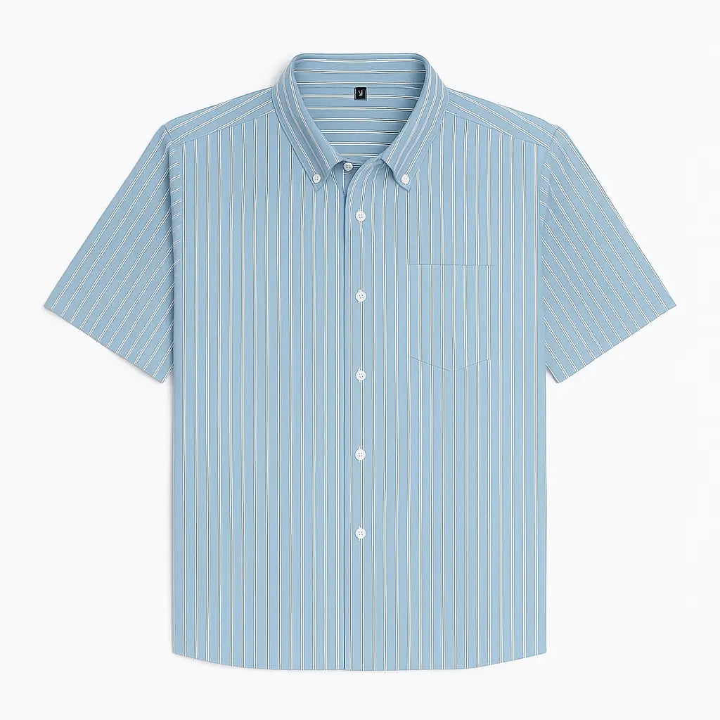 Camisa masculina listrada azul, slim fit, manga curta, feita em algodão, estilo casual sofisticado.