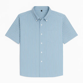 Camisa masculina listrada azul, slim fit, manga curta, feita em algodão, estilo casual sofisticado.