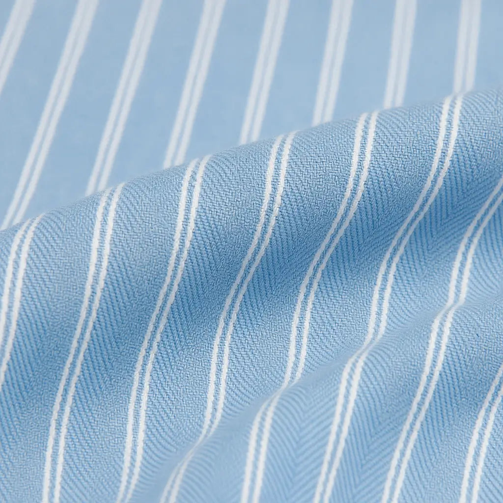 Camisa masculina listrada azul, slim fit, manga curta, feita em algodão, estilo casual sofisticado.