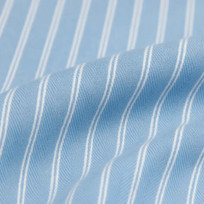 Camisa masculina listrada azul, slim fit, manga curta, feita em algodão, estilo casual sofisticado.