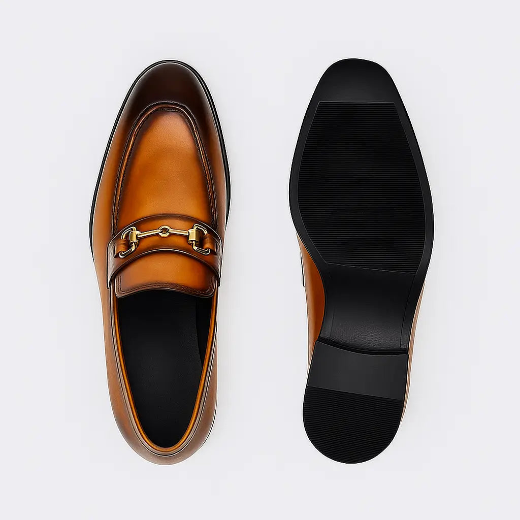 sapato masculino loafer em couro caramelo com fivela metálica frontal