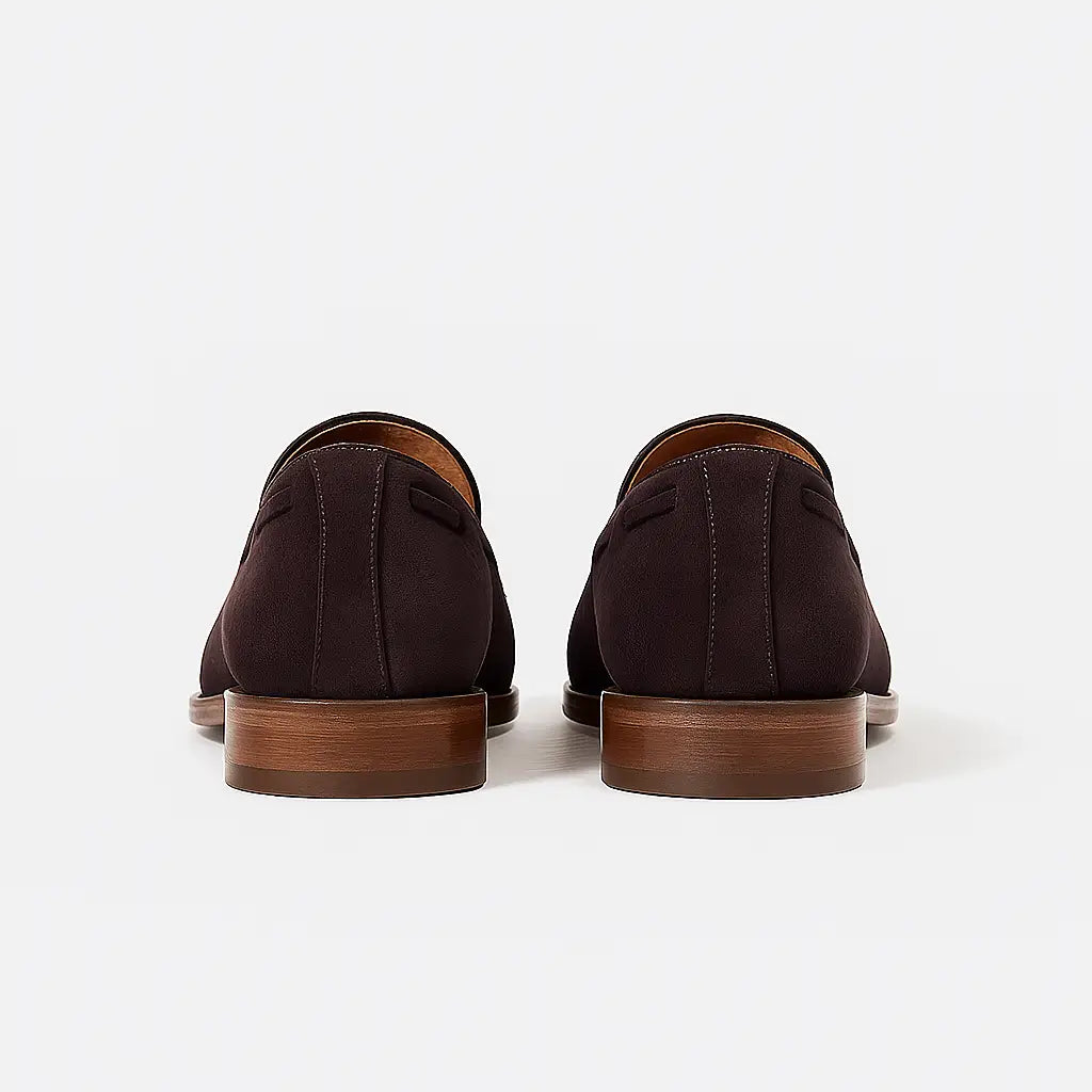 Mocassim masculino tassel em camurça marrom escuro, com solado discreto e acabamento elegante em estilo europeu.