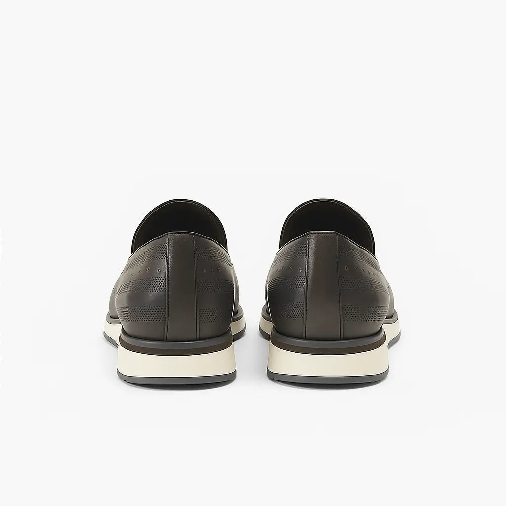Loafer masculino com tassel e tachas metálicas, couro legítimo texturizado, solado branco e design sofisticado e moderno.