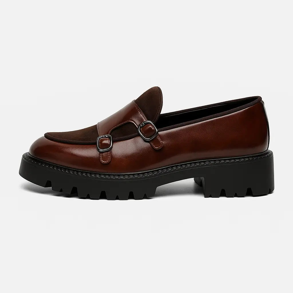 Loafer masculino tratorado com fivela dupla em couro brilhante e camurça, solado grosso preto e acabamento sofisticado.