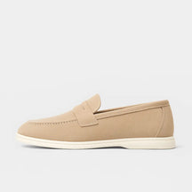 Loafer masculino na cor bege com costura artesanal e solado branco em borracha leve, estilo casual elegante.