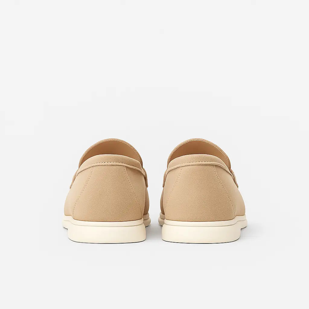 Loafer masculino na cor bege com costura artesanal e solado branco em borracha leve, estilo casual elegante.