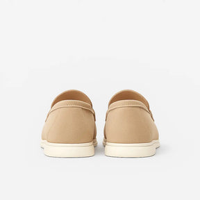 Loafer masculino na cor bege com costura artesanal e solado branco em borracha leve, estilo casual elegante.