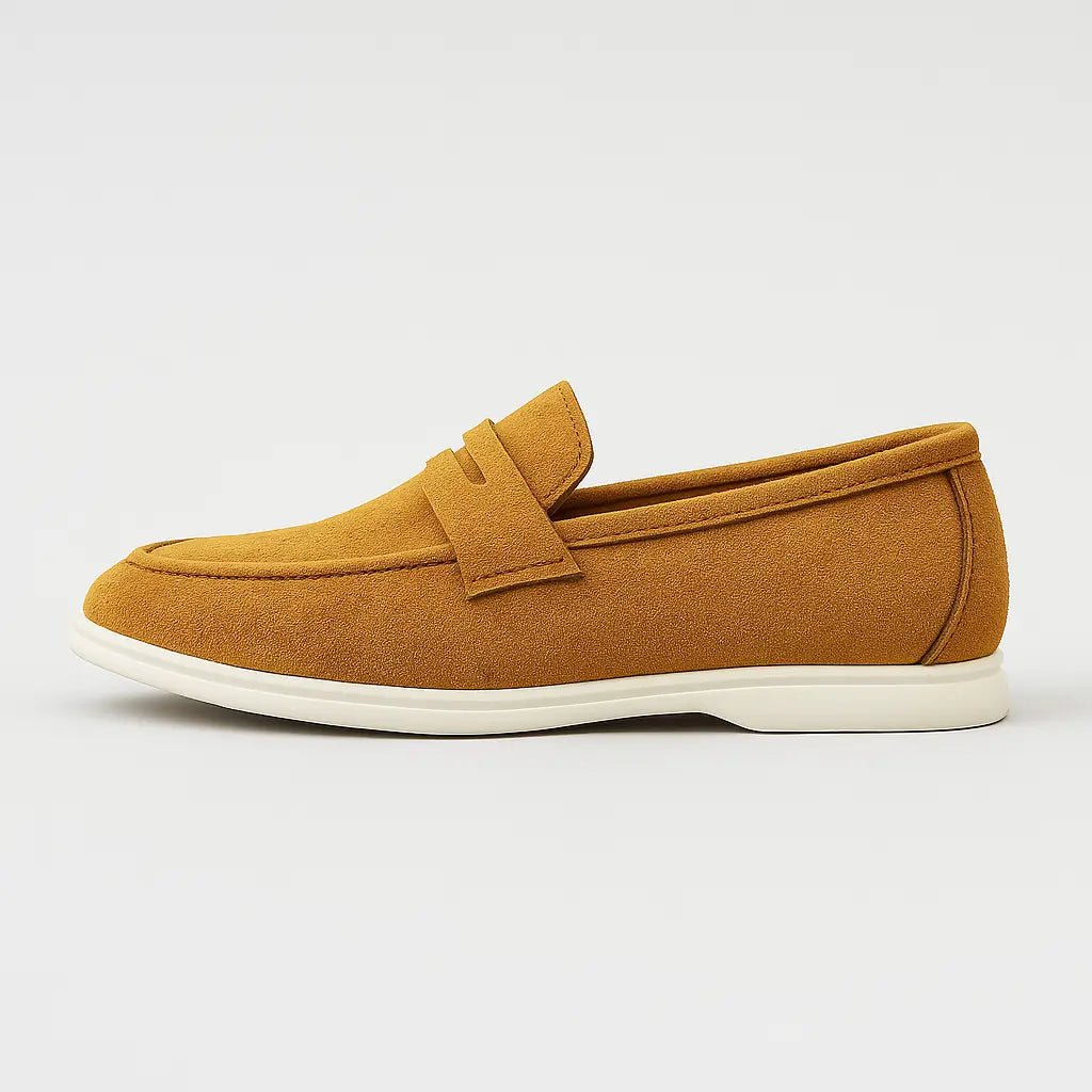 Loafer masculino na cor caqui com costura artesanal e solado branco em borracha leve, estilo casual elegante.