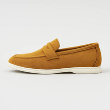 Loafer masculino na cor caqui com costura artesanal e solado branco em borracha leve, estilo casual elegante.