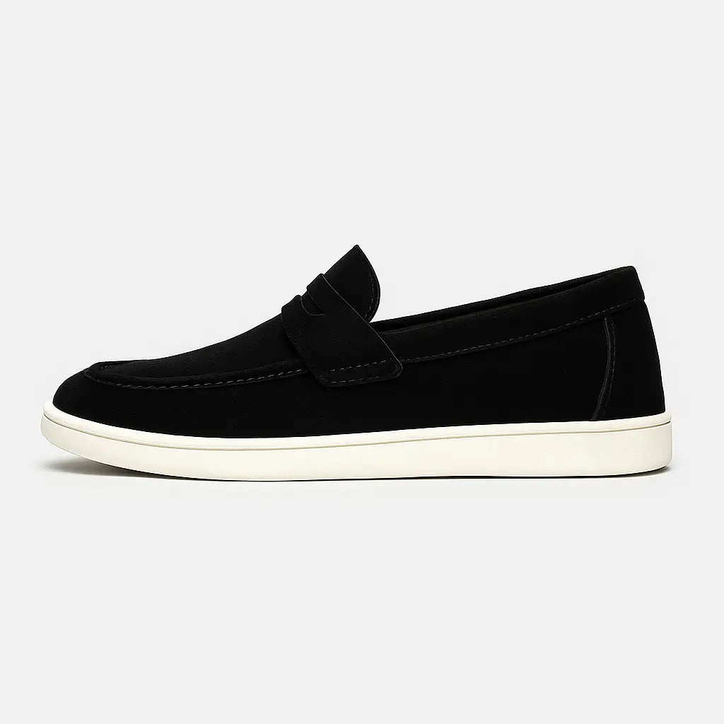 Loafer masculino na cor preta com costura artesanal e solado branco em borracha leve, estilo casual elegante.