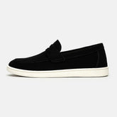 Loafer masculino na cor preta com costura artesanal e solado branco em borracha leve, estilo casual elegante.
