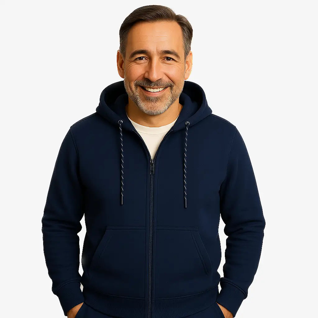 Homem vestindo blusa moletom masculina azul marinho com capuz e zíper, estilo casual urbano para dias frios, com mãos nos bolsos e camiseta branca por baixo.