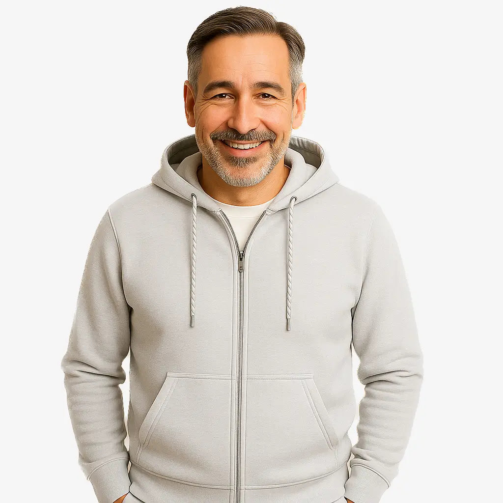 Homem vestindo blusa moletom masculina cinza com capuz e zíper, estilo casual urbano para dias frios, com mãos nos bolsos e camiseta branca por baixo.