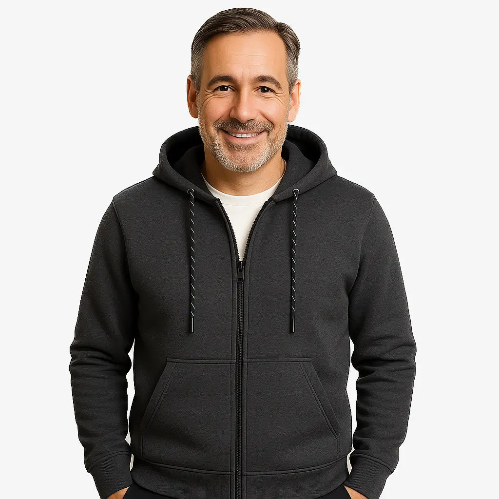 Homem vestindo blusa moletom masculina cinza com capuz e zíper, estilo casual urbano para dias frios, com mãos nos bolsos e camiseta branca por baixo.