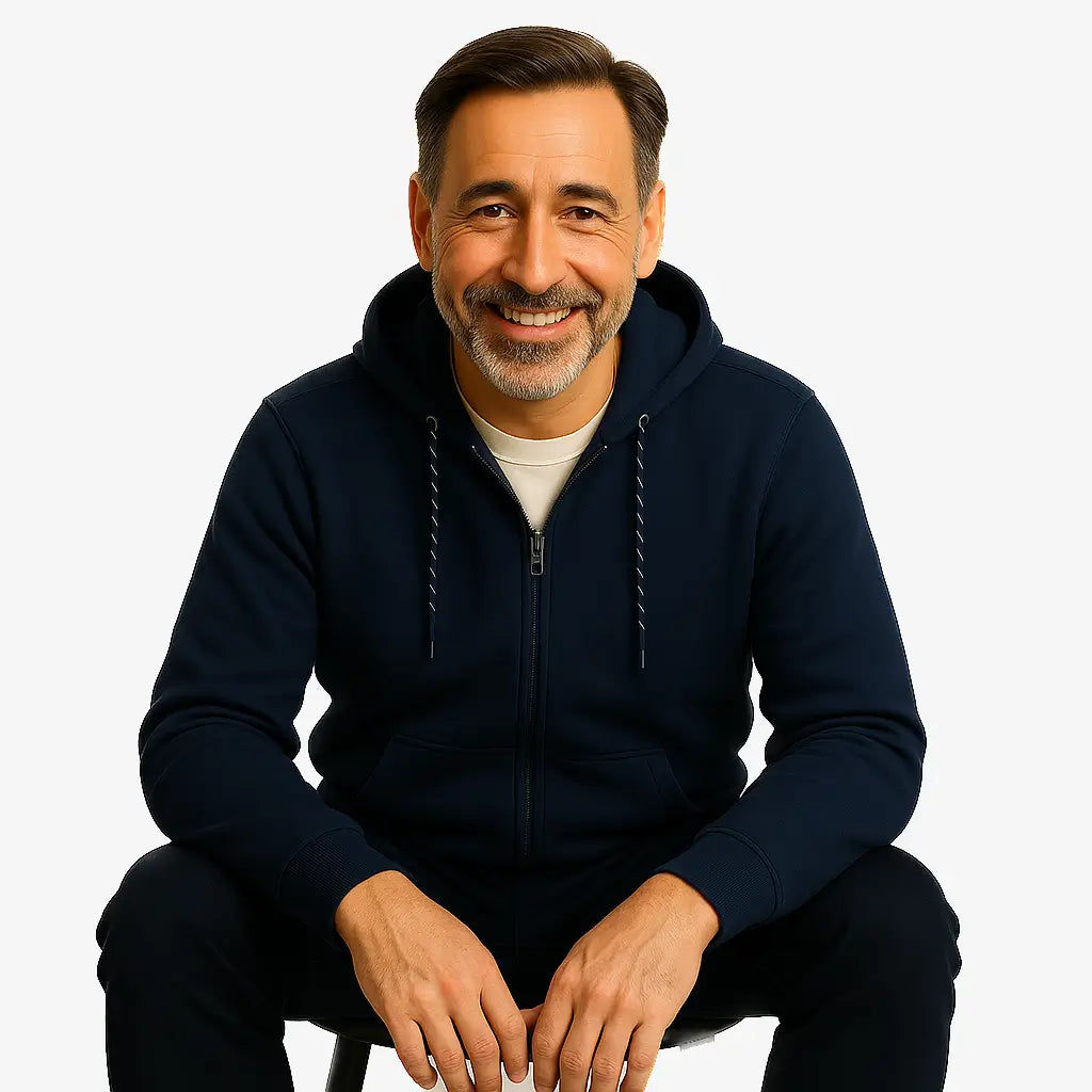 Homem vestindo blusa moletom masculina azul marinho com capuz e zíper, estilo casual urbano para dias frios, com mãos nos bolsos e camiseta branca por baixo.