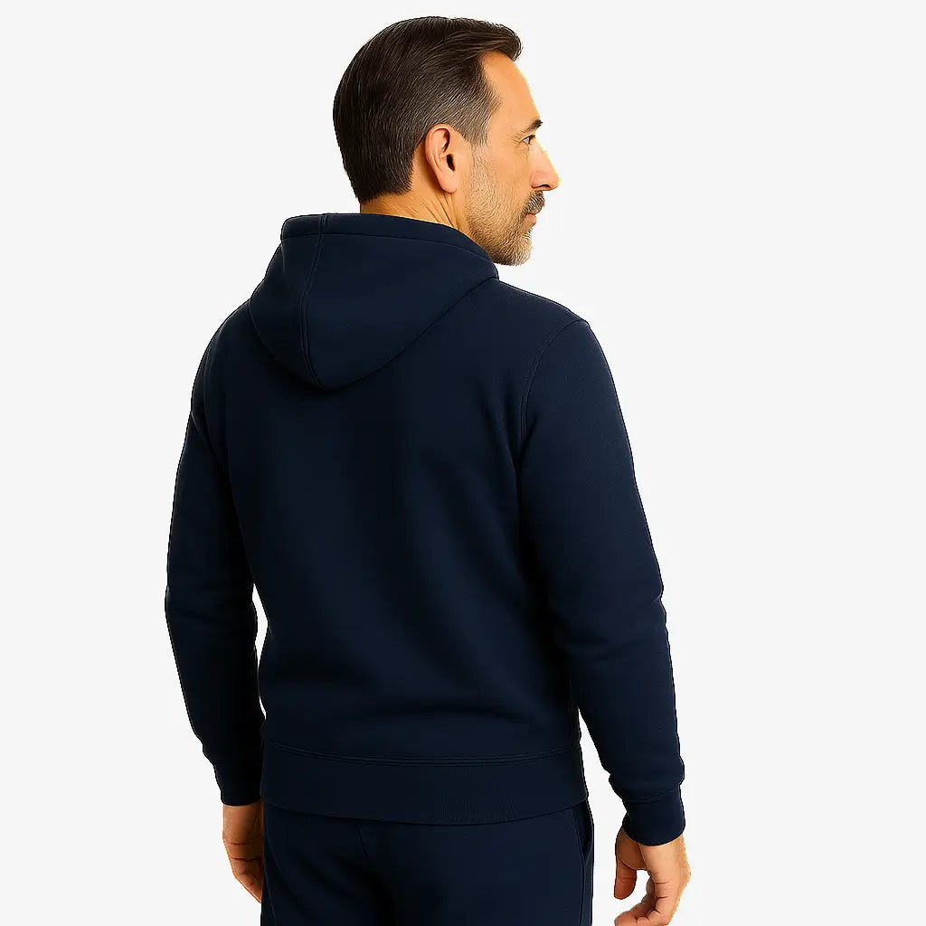 Homem vestindo blusa moletom masculina azul marinho com capuz e zíper, estilo casual urbano para dias frios, com mãos nos bolsos e camiseta branca por baixo.
