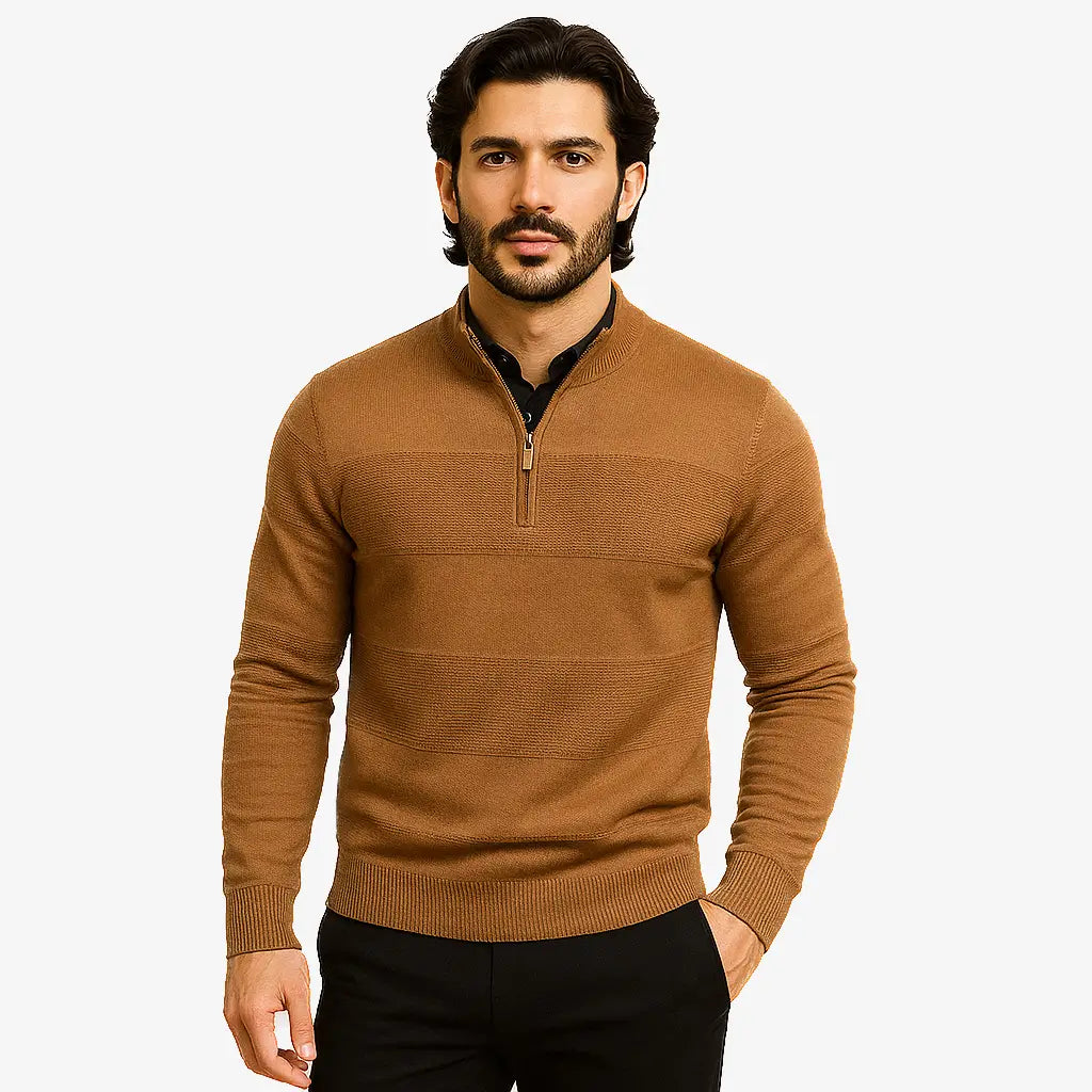 Homem vestindo blusa de frio masculina marrom com meio zíper, tecido canelado e caimento ajustado, ideal para dias frios.