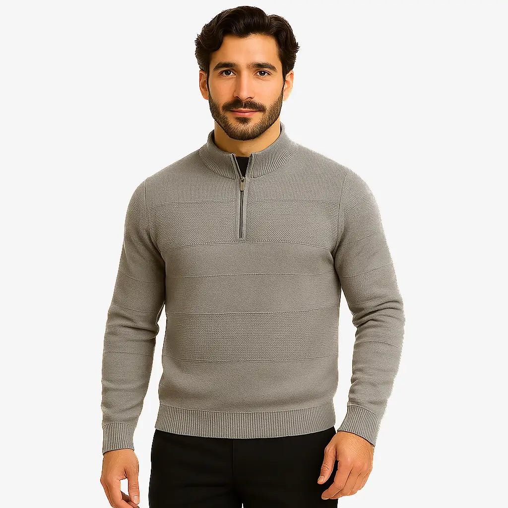 Homem vestindo blusa de frio masculina cinza com meio zíper, tecido canelado e caimento ajustado, ideal para dias frios.