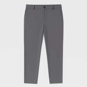 Homem vestindo calça masculina MODAL PLUS em tecido tecnológico leve, demonstrando elasticidade e frescor para o verão.